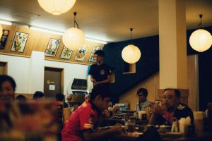 5 Ways to Pass the Time While Waiting for Your Restaurant Meal